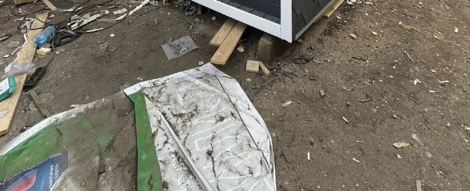 Печь-камин с огнем в бане-бочке из кедра